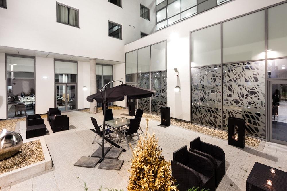 Heston Hyde Hotel