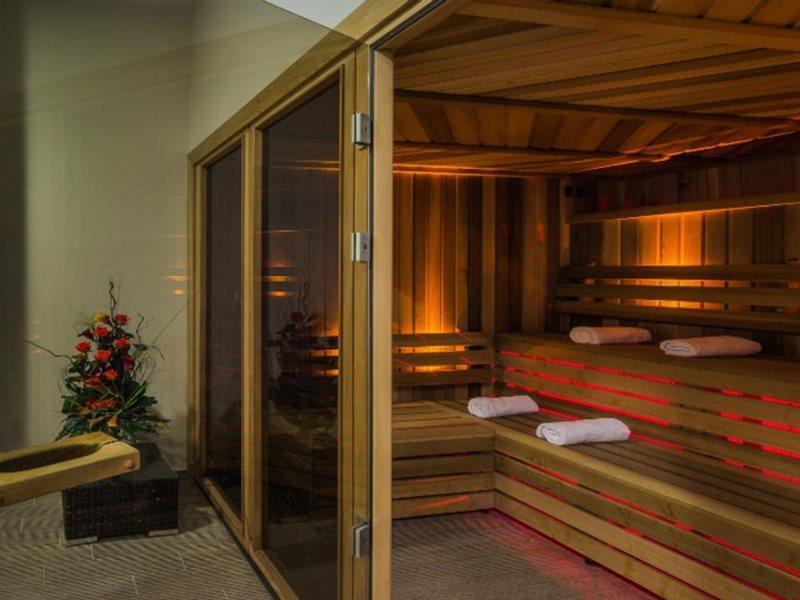 Отель Heston Hyde 4*
